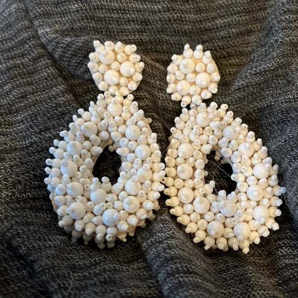 Jewelry - Beautiful beaded earrings, white, light weight